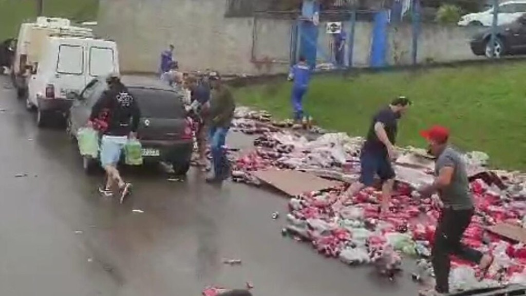 Motoristas saqueiam carga após caminhão da Coca-Cola tombar na BR-470, em Rio do Sul